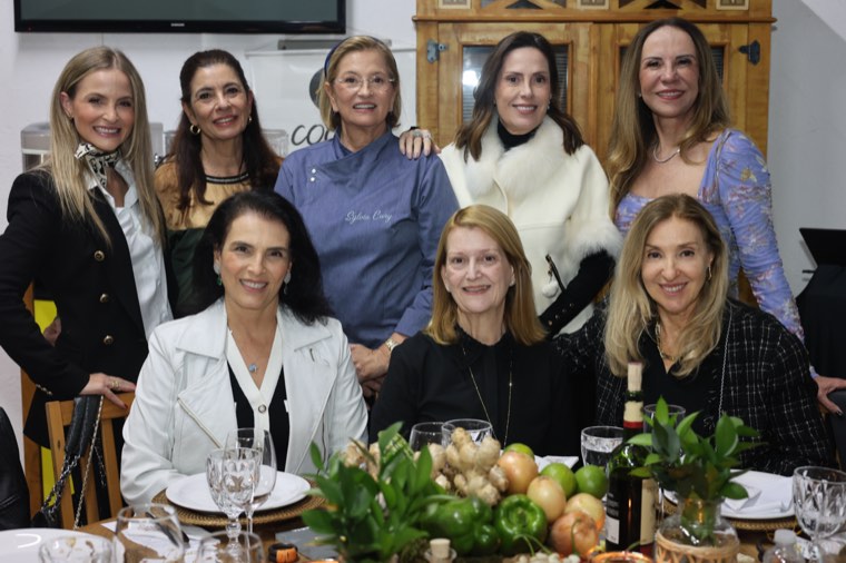 Um grupo de convidadas à mesa, no jantar de 2026
