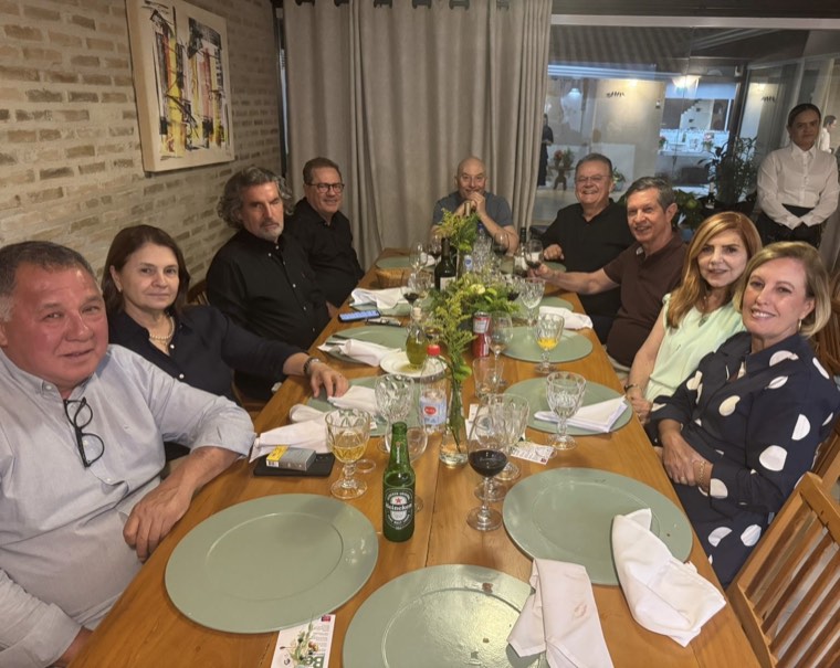 A mesa posta e os convidados, no jantar de outubro de 2025
