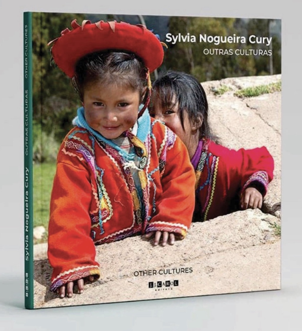 Capa do livro Outras Culturas, com meninas peruanas
